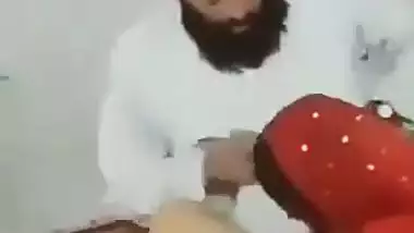 Pakistani sex MMS of a Maulana fucking his maid secretly