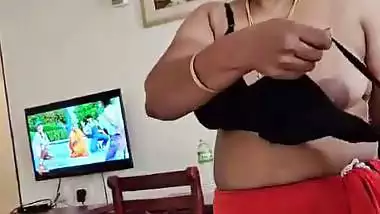 Mature aunty wearing dress and viral boobs showing