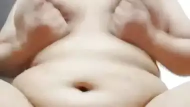 Milf squeezes boobs and fingering in desi nude video