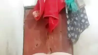 A milf from Dhaka masturbates during a bath