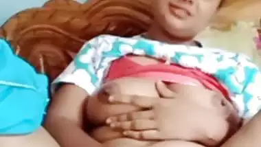 Chubby bhabhi fingering cunt in horny mood viral MMS
