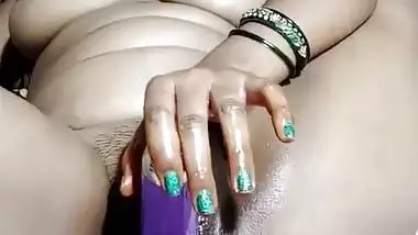 Bihari webcam lady inserts a vibrator in her desi pussy