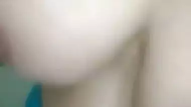 Bhabhi holding milky boobs in Pakistani solo nude clip