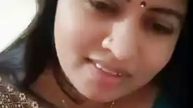 Homely housewife strips saree and shows naked boobs