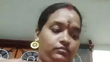 Tamil chubby wife boobs showing for secret lover viral MMS