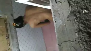 Indian maid bathing voyeur video