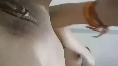 Sexy lady records her nude MMS while fingering