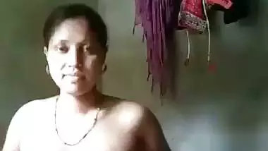 Cheating dehati hottie making her naked selfie in a bathroom