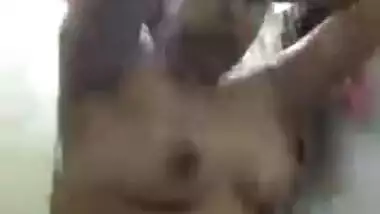 Pretty Desi chick with natural XXX boobs seductively washes herself