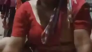 Bangla sex video of a poor aunty bouncing on a plastic bottle