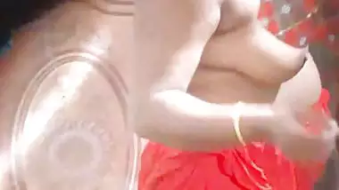 Mature aunty bathing caught by tenant guy viral MMS