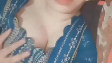 Horny maal biting lips and boobs show viral MMS