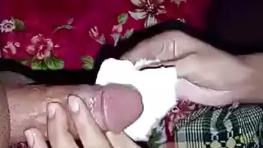 Village lady’s desi blowjob makes a man cum profusely