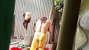 Neighbor Bengali aunty bathing outdoor caught on camera