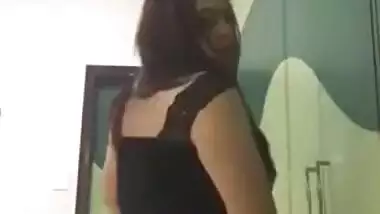 Camgirl is proud to introduce her Desi ass and boobs to spectators